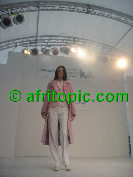 ../Images/Krefeld-Strssenmodenschau-2005 061.jpg